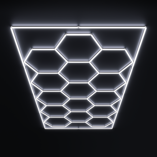 LED-Hexagon-Lichtsystem mit 14 Grids und Rahmen, installiert an einer Wand, erzeugt ein wabenförmiges Muster.
Moderne Hexagon-Deckenleuchte, bestehend aus 14 LED-Grids in einem schwarzen Rahmen, beleuchtet einen Raum.
Futuristisches LED-Lichtsystem mit sechseckigen Elementen, montiert an einer Garagendecke, helle Beleuchtung.
